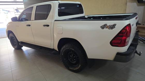 TOYOTA HILUX 2.8 D-4D TURBO DIESEL CD POWER PACK 4X4 MANUAL TOYOTA HILUX 2.8 D-4D TURBO DIESEL CD POWER PACK 4X4 MANUAL